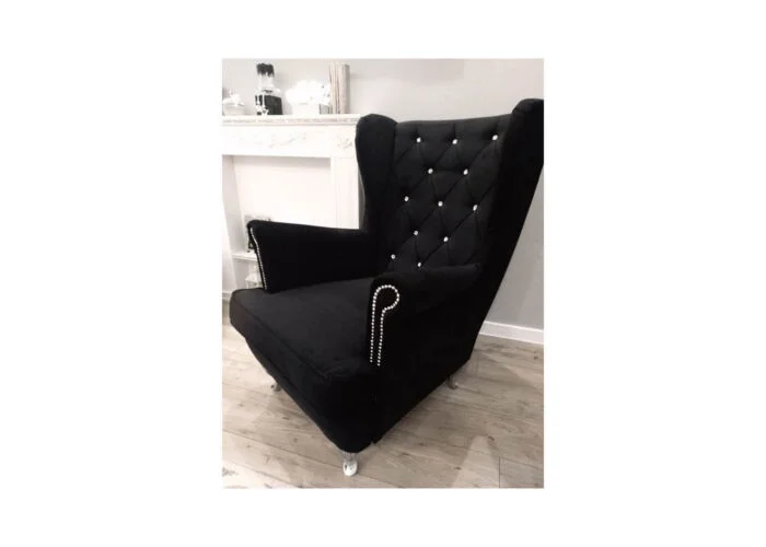 Elegancki pikowany fotel Uszak w stylu skandynawskim