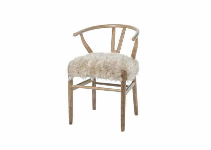 Drewniane krzesło Wishbone dębowe miękkie futrzane siedzisko firmy Meble Ares 3