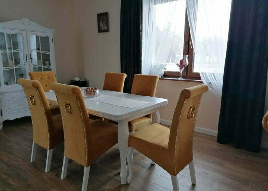 Ludwikowy stół Viktor z tapicerowanymi krzesłami K6
