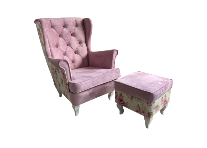 Pikowany fotel uszak Classic z gładkim tapicerowanym podnóżkiem