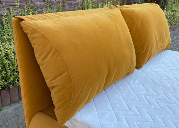 Nowoczesne łóżko tapicerowane Valentino ze stelażem Matt Velvet 48