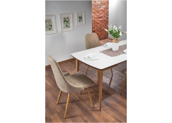 Stół z okleiny naturalnej Barr i tapicerowane krzesła Wolt