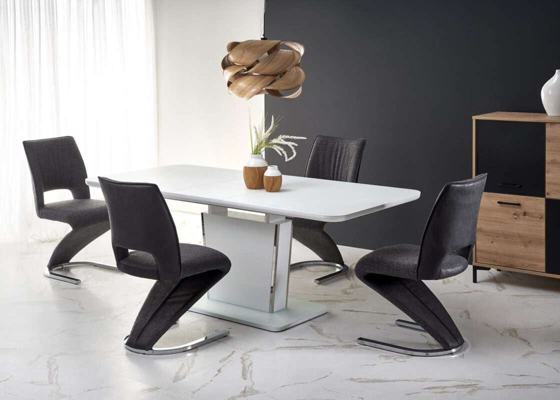 Biały rozkładany stół Bonarka oraz nowoczesne krzesła Avol do jadalni