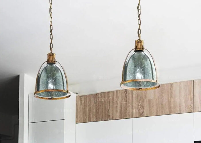 Stylizowany industrialny żyrandol loftowy ze szkła i metalu