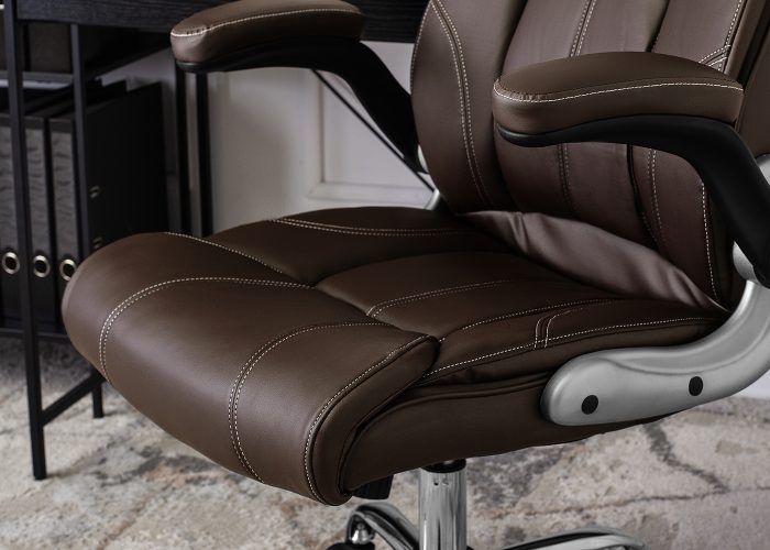 Odkryj doskonałe połączenie elegancji i komfortu w fotelu gabinetowym Berisso brązowym! Miękkie oparcie, mechanizm TILT, elegancka tapicerka.