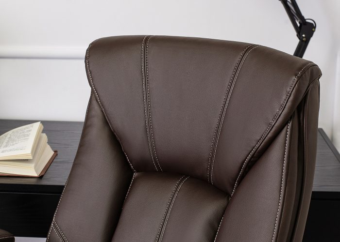 Odkryj doskonałe połączenie elegancji i komfortu w fotelu gabinetowym Berisso brązowym! Miękkie oparcie, mechanizm TILT, elegancka tapicerka.