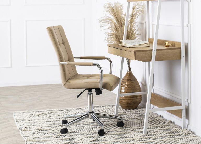Odkryj fotel młodzieżowy Breva - elegancja, solidność, ergonomiczny design. Mechanizm TILT, regulacja wysokości, miękka pianka, trwała tkanina. Wybierz komfort!