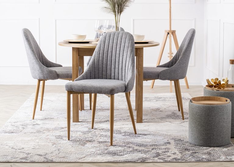 Odkryj krzesło tapicerowane Sligo: elegancja i komfort w jednym. Prosty design, wysoka jakość, estetyczne przeszycia, solidne nogi. Idealne dla każdego wnętrza!