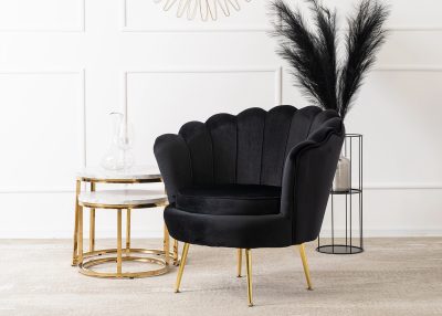 Odkryj fotel wypoczynkowy Hebe: harmonia komfortu i stylu. Miękka pianka HR45, tapicerka welurowa, solidne nogi chromowane. Bogata paleta kolorów, prosty montaż
