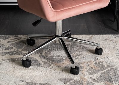 Fotel obrotowy Samos różowy: komfort i styl. Regulowany mechanizm, trwałe materiały, ergonomiczny design. Stal chromowana, prosty montaż.