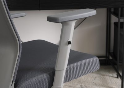 Fotel obrotowy Selva: komfort, styl, zdrowy kręgosłup. Regulowany zagłówek, tkanina Air Mesh. Doskonały do każdego wnętrza. Inwestycja w zdrowie i komfort.