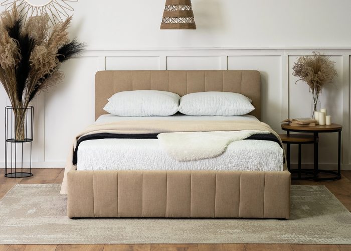 Yoko: łóżko tapicerowane z pojemnikiem, beżowe. Eleganckie, funkcjonalne, uniwersalne. Doskonałe uzupełnienie każdej sypialni.