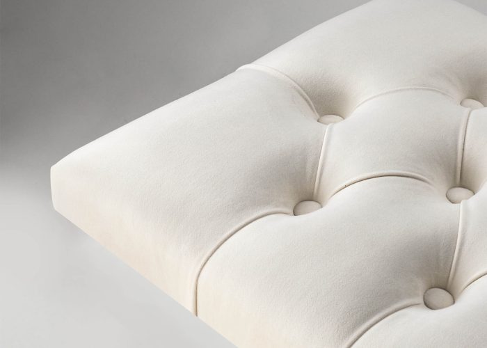 Podkreśl elegancję wnętrza z pikowanymi panelami ściennej Cushion. Dopasuj kolor i rozmiar, wyraź swój unikalny styl.